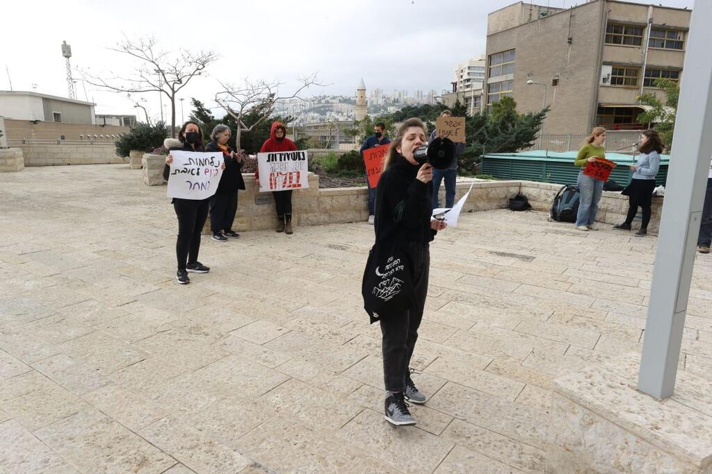 הפגנה נגד שחרור משה איבגי מהכלא ותמיכה בנפגעות, מחוץ לפרקליטות חיפה (צילום: אלעד גרשגורן) הפגנה נגד שחרור משה איבגי מהכלא ותמיכה בנפגעות, מחוץ לפרקליטות חיפה