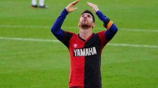 ליאו מסי מקדיש את השער למראדונה