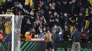 ערן זהבי זורק את חולצתו לקהל