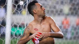 ערן זהבי זורק את חולצתו לקהל