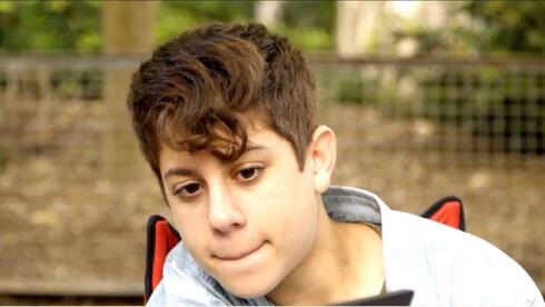 יותם קורא בפרשת השבוע על התרומה שעם ישראל תרם לצורך הקמת המשכן.