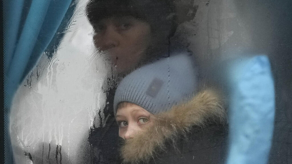 Жители Луганска покидают город (Фото: AP) אנשים עובזים את מחוז לוהנסק במזרח אוקראינה