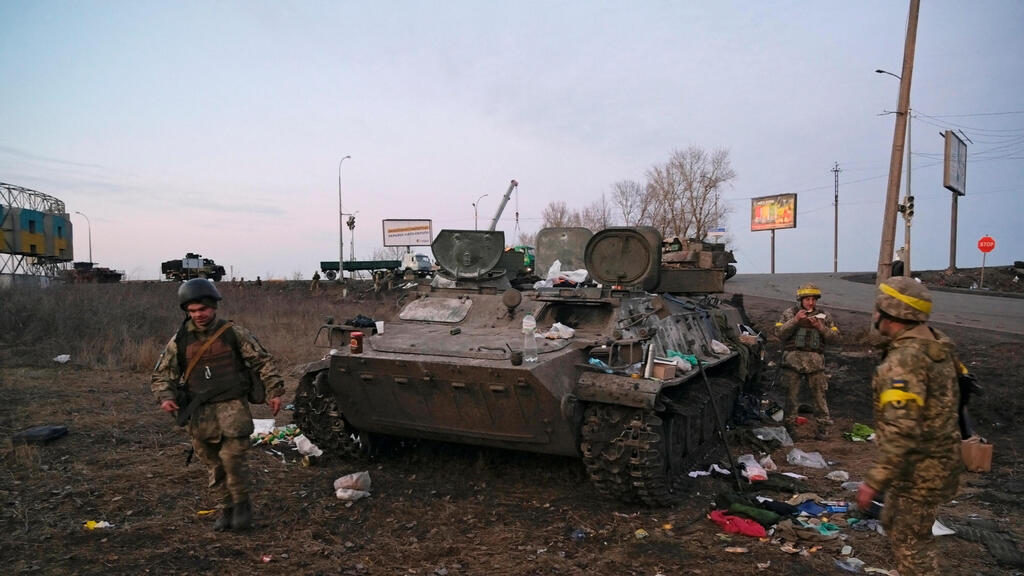 חרקוב חיילים אוקראינים ליד טנק רוסי מושמד רוסיה מלחמה  