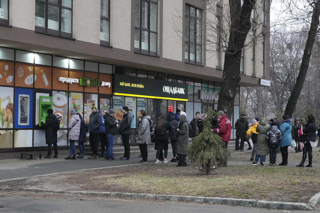תור לכספומט בקייב, אוקראינה