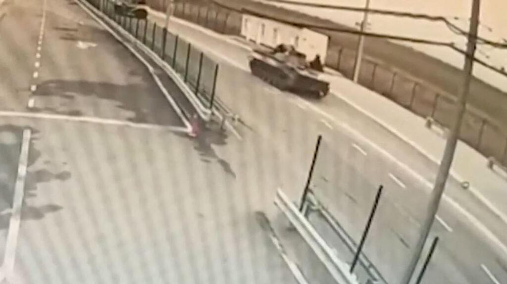 רכבים של צבא רוסיה נכנסים לאוקראינה (צילום: AFP PHOTO / Ukrainian Border Guard Committee ) רכבים של צבא רוסיה נכנסים לאוקראינה