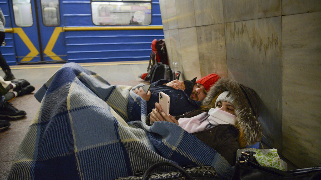  Киевляне ночуют в метро 
