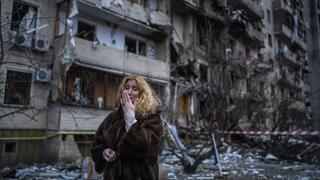 אישה לצד הריסות ביתה שנפגע במתקפת טילים בקייב, אוקראינה