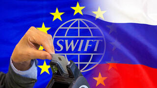 מערכת סוויפט על רקע דגלי רוסיה והאיחוד האירופי
