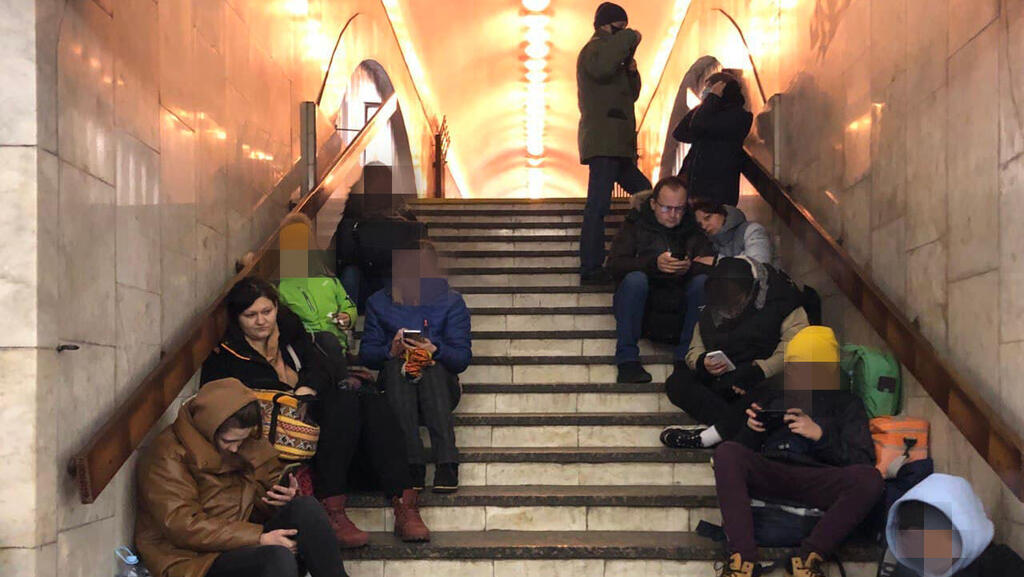 אזרחים שמצאו מסתור בתחנה רכבת  מטרו חרשצ׳טיק, אוקראינה