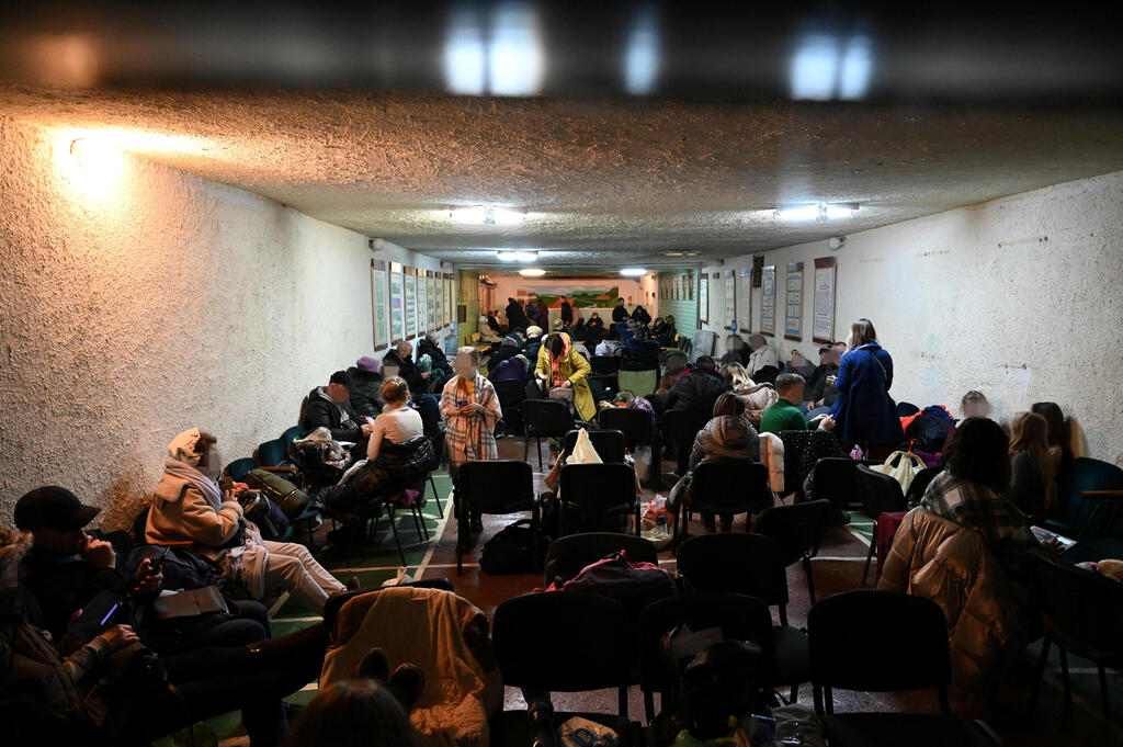 אנשים מתאספים במקלט מפני מתקפה אווירית, קייב אוקראינה
