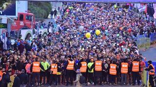 הרצים במרתון תל אביב על קו הזינוק