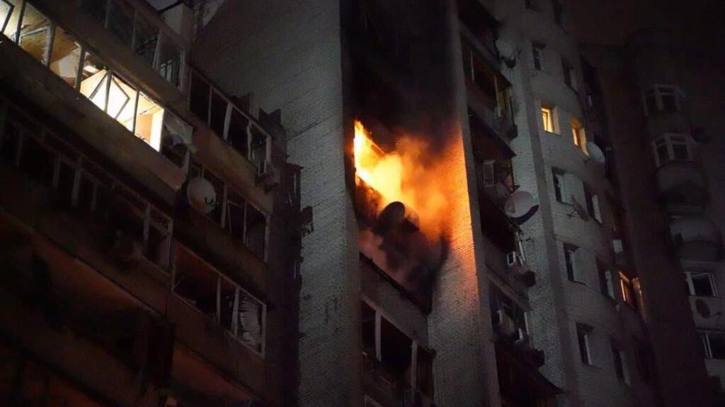 בניינים עלו באש קייב אוקראינה מתקפת טילים של רוסיה משבר