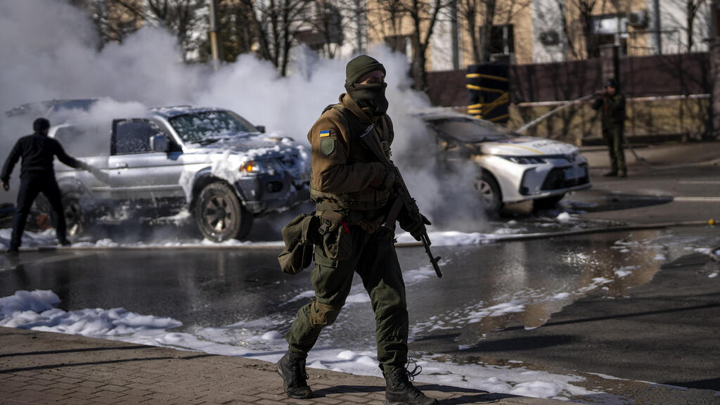 Ukrainian soldiers in Kyiv (Photo: AP) חיילים אוקראינים בקייב