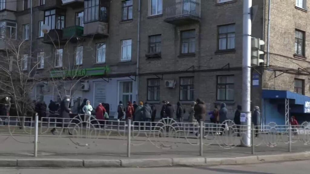 תושבים אוקראינים מחכים בתור לבית המרקחת בקייב