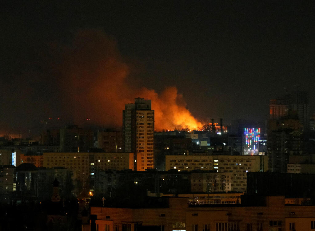 אש ועשן אחרי הפגזה ליד קייב, ליל 26 בפברואר