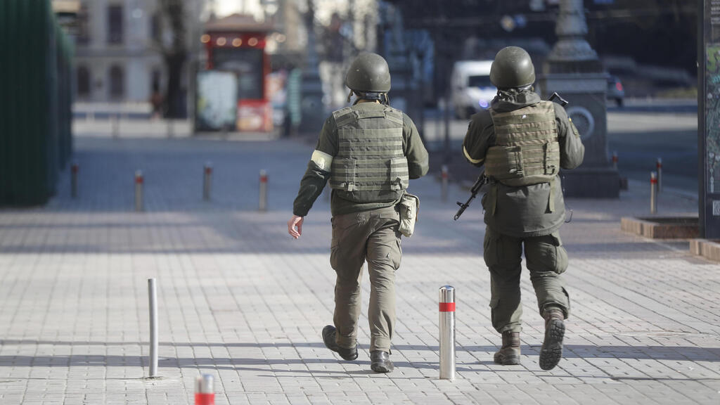 Ukrainian soldiers patrolling streets of Kyiv (Photo: EPA) חיילים אוקראינים בקייב