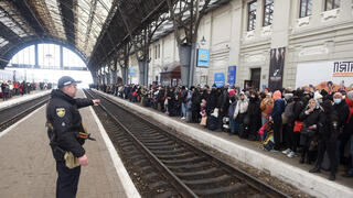 אנשים ממתינים בתחנת הרכבת בלבוב 