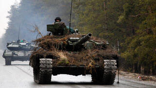 טנק אוקראיני ב אזור חבל לוגנסק  מלחמה פלישה עם רוסיה תקיפה צבאית צבא 