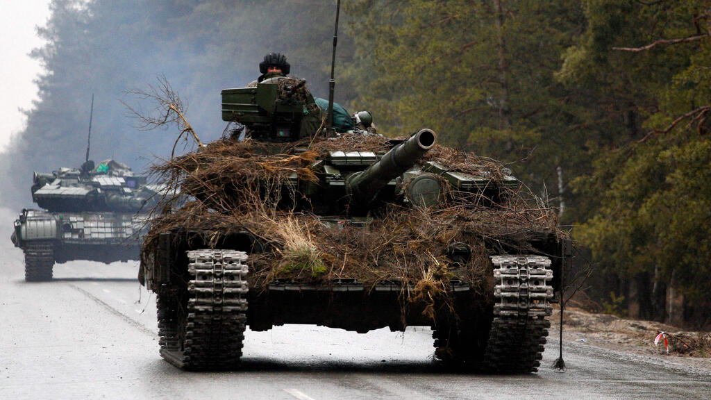 טנק אוקראיני ב אזור חבל לוגנסק  מלחמה פלישה עם רוסיה תקיפה צבאית צבא 