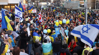 תל אביב שדרות רוטשליד ישראל צעדה הפגנה מחאה בדרך ל שגרירות רוסיה בעקבות מלחמה עם רוסיה משבר פלישה אוקראינה