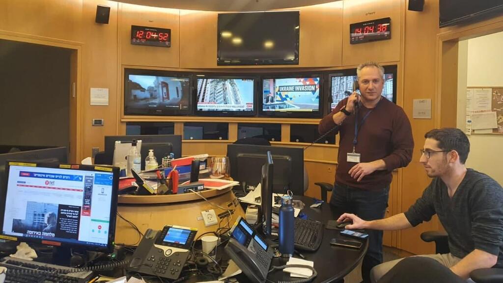 Eyal Siso in the situation room (Photo: Itamar Eichner) אייל סיסו משמאל
