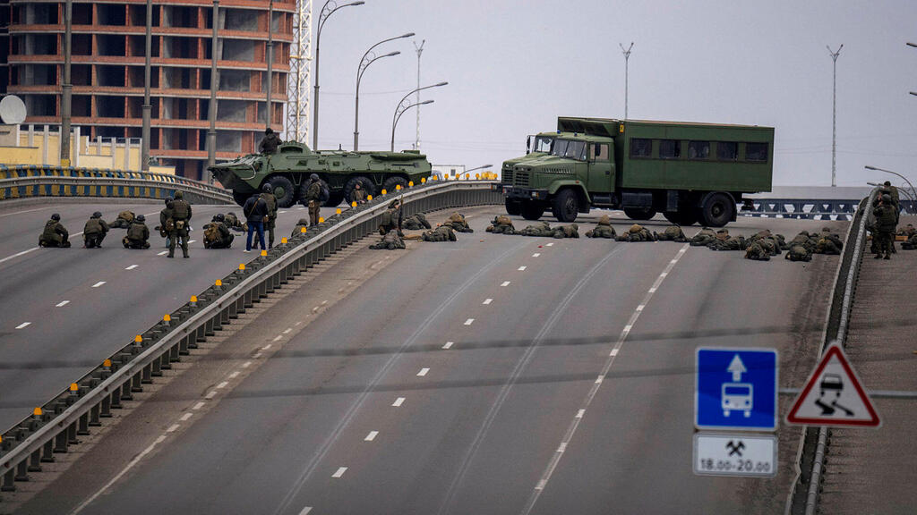 Ukrainian soldiers take position on a bridge inside the city of Kyiv 