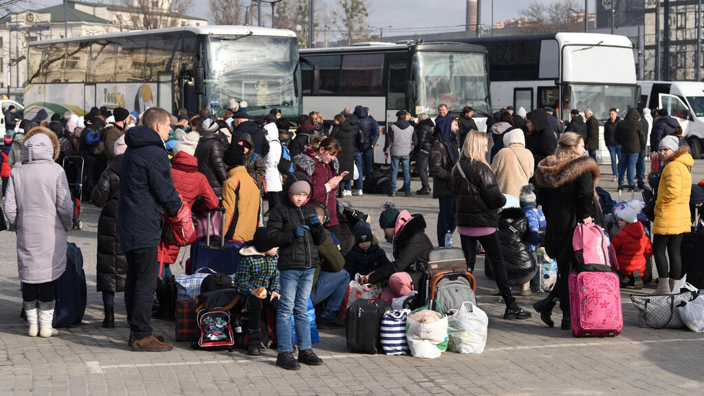 אנשים מחכים לאוטובוס לפולין