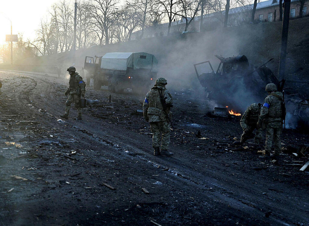 Ukrainian service members collect unexploded shells after fighting with Russian raiding group in the Ukrainian capital of Kyiv in the morning of February 26, 2022 (Photo: AFP) Ukrainian service members collect unexploded shells after a fighting with Russian raiding group in the Ukrainian capital of Kyiv in the morning of February 26, 2022