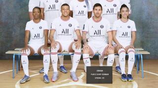 ליאו מסי בתמונה הקבוצתית של פ.ס.ז'. והנעליים מה איתן?