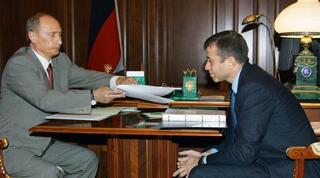 ולדימיר פוטין ורומן אברמוביץ' בימים טובים יותר