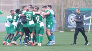 שחקני מכבי חיפה חוגגים עם נבו שדו