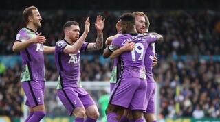 שחקני טוטנהאם חוגגים עם דיאן קולוסבסקי