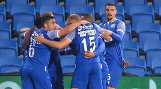 שחקני מכבי פתח תקווה חוגגים