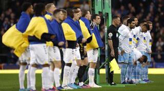 שחקני מנצ'סטר סיטי ואברטון עם דגלי אוקראינה