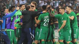 שחקני מכבי חיפה חוגגים עם שרי