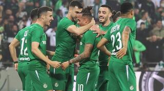 שחקני מכבי חיפה חוגגים עם שרי