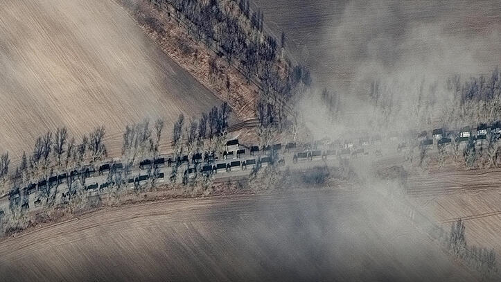 תמונת לוויין שמציגה שיירה של כלי רכב של צבא רוסיה בדרך ל קייב אוקראינה באזור העירה איבאנקיב במרחק של כ-65 ק"מ מקייב