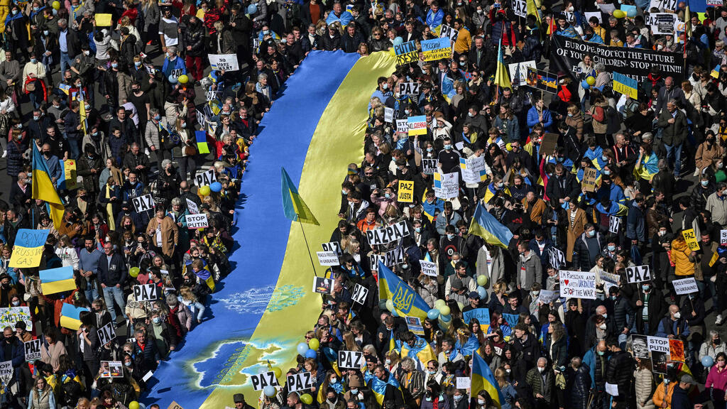 המונים יצאו לפהגין תמיכה באוקראינה במדריד