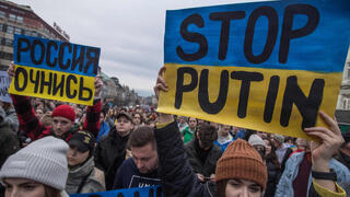 פראג צ'כיה  הפגנות ענק מפגינים שלטים נגד פוטין רוסיה בעד אוקראינה משבר מלחמה 