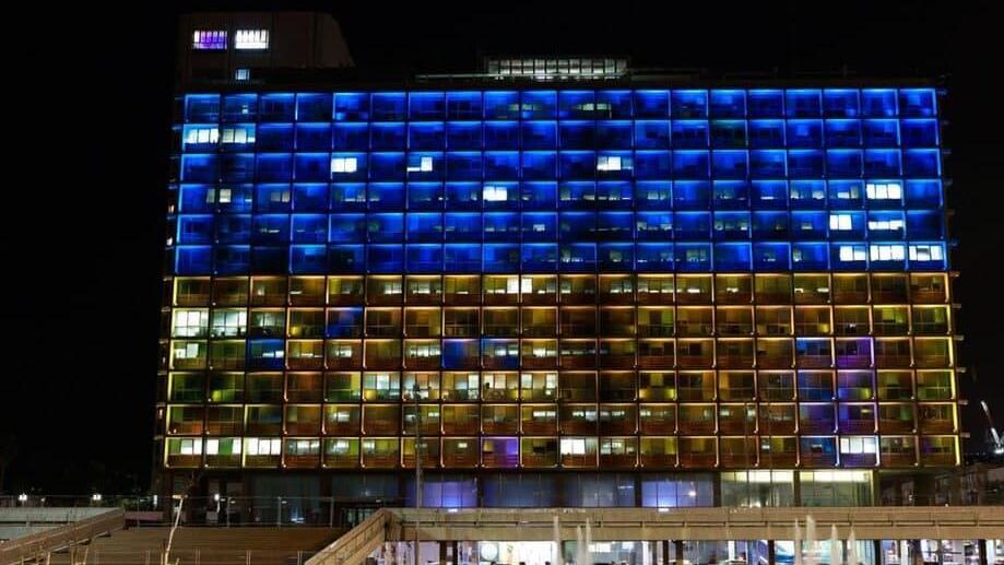 בניין עיריית תל אביב מואר בצבעי דגל אוקראינה