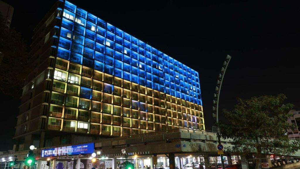 בניין עיריית תל אביב מואר בצבעי דגל אוקראינה