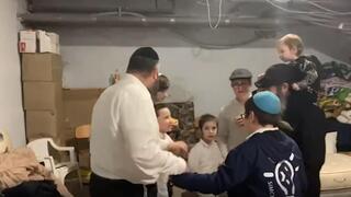הרב מוטי לבנהרץ והקהילה, במרתף בית הכנסת בקייב המופגזת