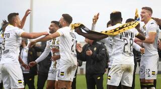 שחקני מכבי נתניה חוגגים