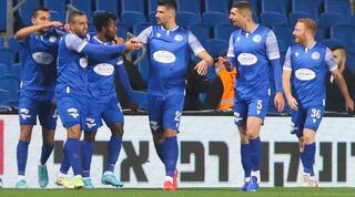 שחקני מכבי פתח תקווה חוגגים