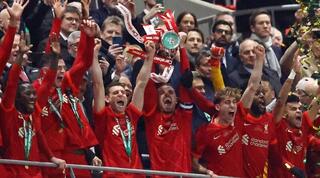 שחקני ליברפול חוגגים עם הגביע