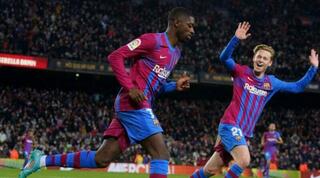 אוסמן דמבלה חוגג עם פרנקי דה יונג