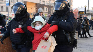 מוסקבה רוסיה הפגנות  נג מלחמה בעקבות ה משבר רוסיה אוקראינה מפגינים משטרה מעוקבים עצורים 