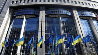 דגלי אוקראינה והאיחוד האירופי ליד בניין הפרלמנט של האיחוד האירופי בבריסל