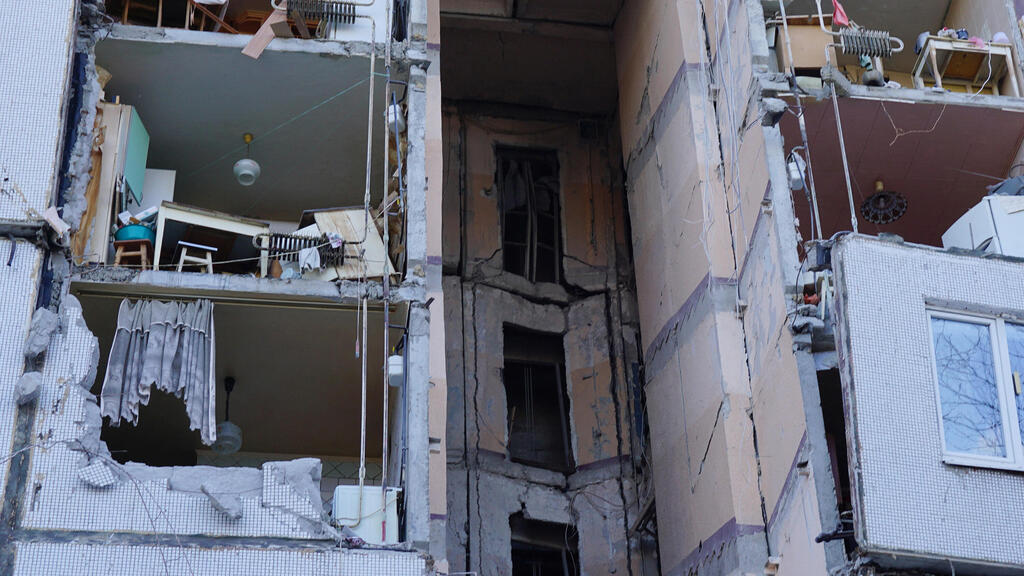 A residential building hit by Russian missile in Kharkiv (Photo: Reuters) בניין מגורים שנפגע מהפגזות האחרונות בחרקוב אוקראינה