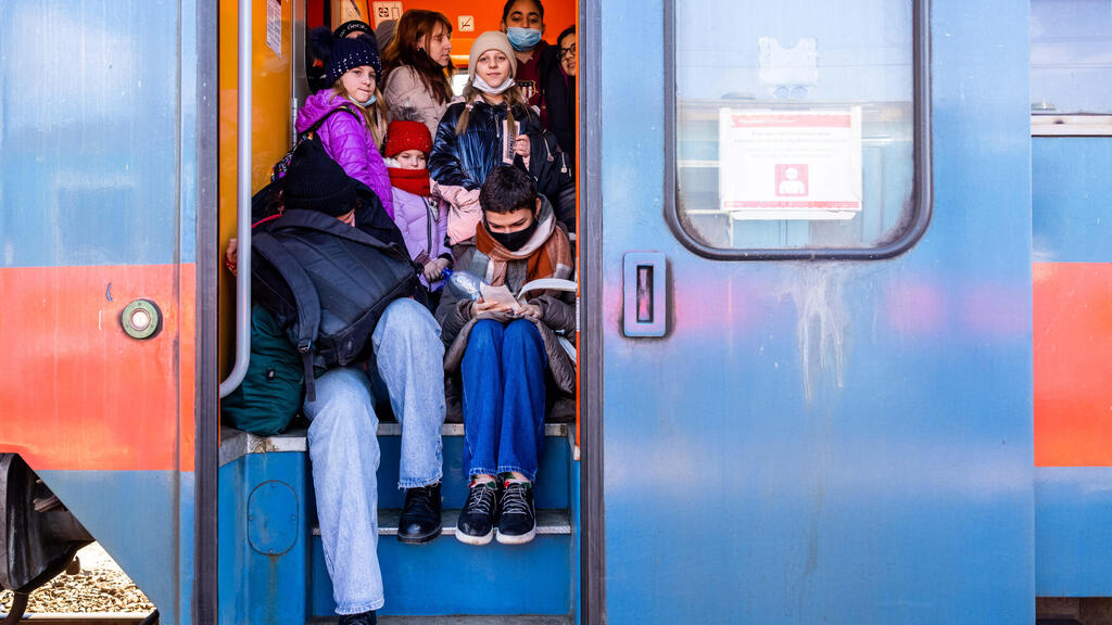 Ukrainians board a train to Hungary (Photo: GettyImages ) הונגריה אנשים אזרחים שנמלטו מ אוקראינה עולים על רכבת לאחר שחצו את הגבול